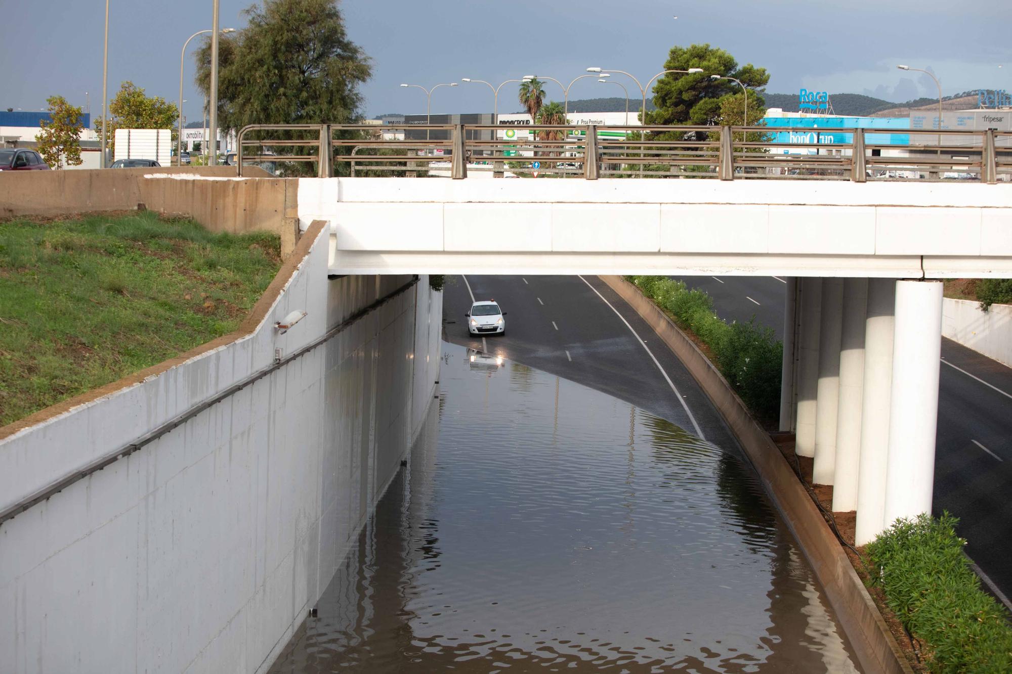 La lluvia de hoy colapsa el tráfico en Ibiza por varias carreteras cortadas