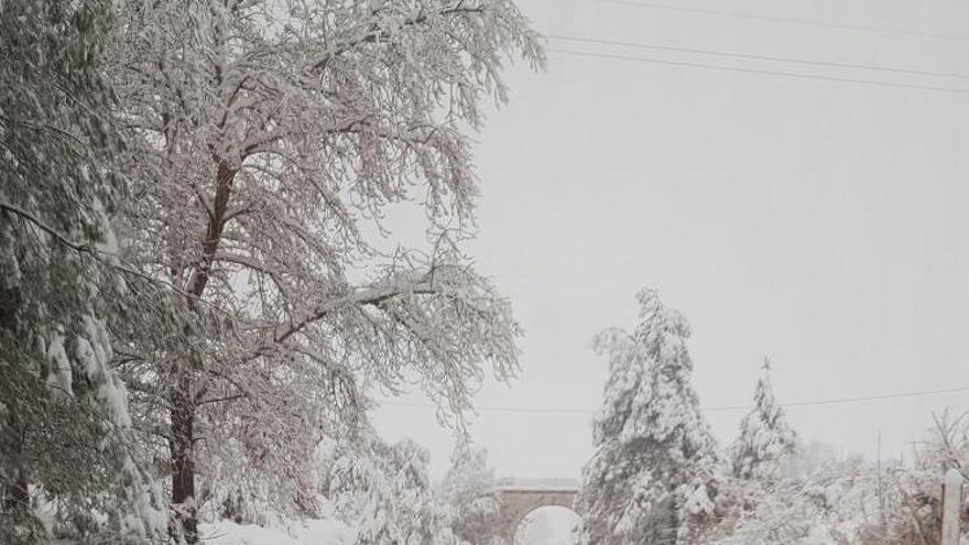 El trazado ferroviario, cubierto por la nieve.