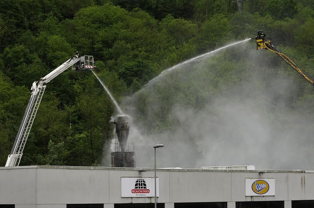 Los bomberos sofocan un incendio en una empresa de neumáticos del polígono langreano de La Moral