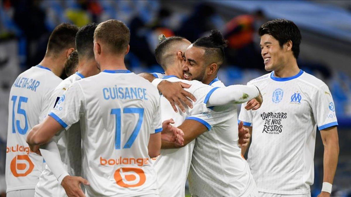 Payet celebra su gol con los compañeros