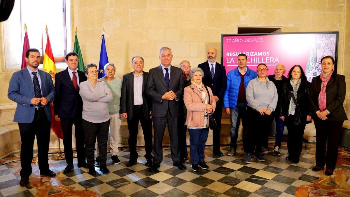 29/05/2026 El alcalde de Sevilla, José Luis Sanz, junto a los vecinos de La Bachillera. POLITICA AYUNTAMIENTO DE SEVILLA