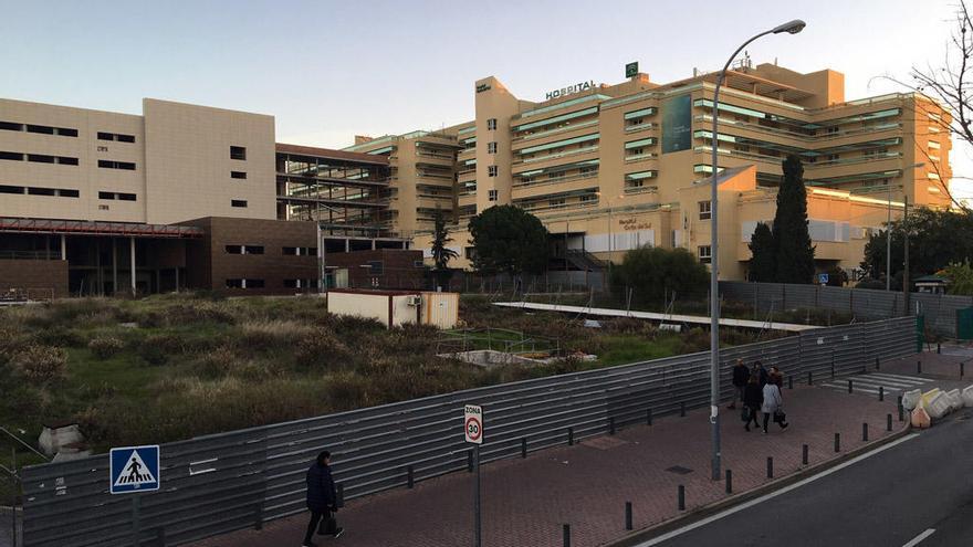 Parcela que alberga las obras de ampliación del Hospital Comarcal.