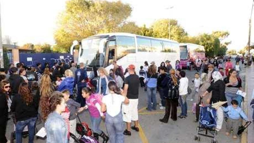 La nueva contrata usa la mitad de autobuses para llevar a los estudiantes a sus centros