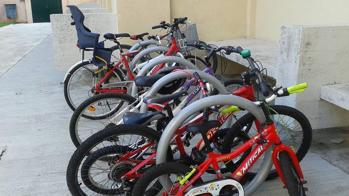 Bicicletes aparcades a la porta del centre educatiu