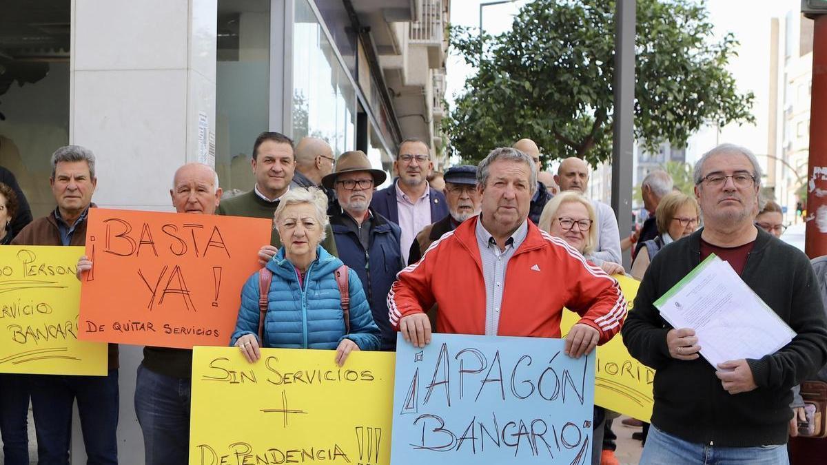 Pedro García, de negro a la derecha, durante una manifestación vecinal en Lorca.