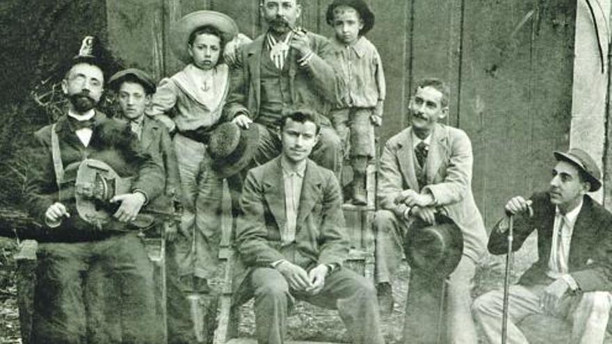 familia velarde. Retrato tomado en 1898 en el que aparecen, de pie y fumando en pipa, Ladislao Velarde y, bajo él, su hijo, Juan Velarde, abuelo y padre, respectivamente, del economista y profesor Juan Velarde.