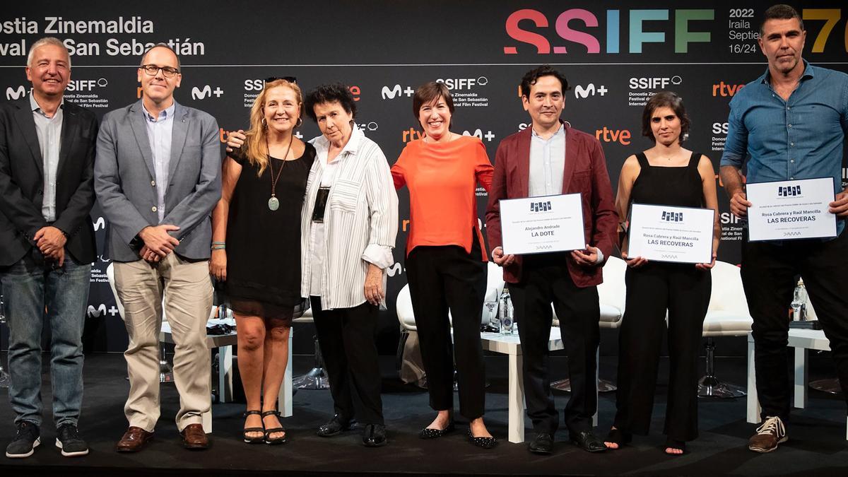 Rosa Cabrera, segunda por la derecha,  fue reconocida en el Festival Internacional de Cine de San Sebastián con el Premio DAMA  por el guion de 'Las Recoveras'