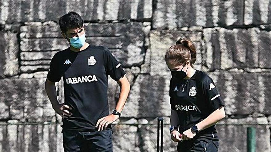 El técnico, Miguel Llorente, y su ayudante, Ana González. |  // ARCAY/ROLLER A.