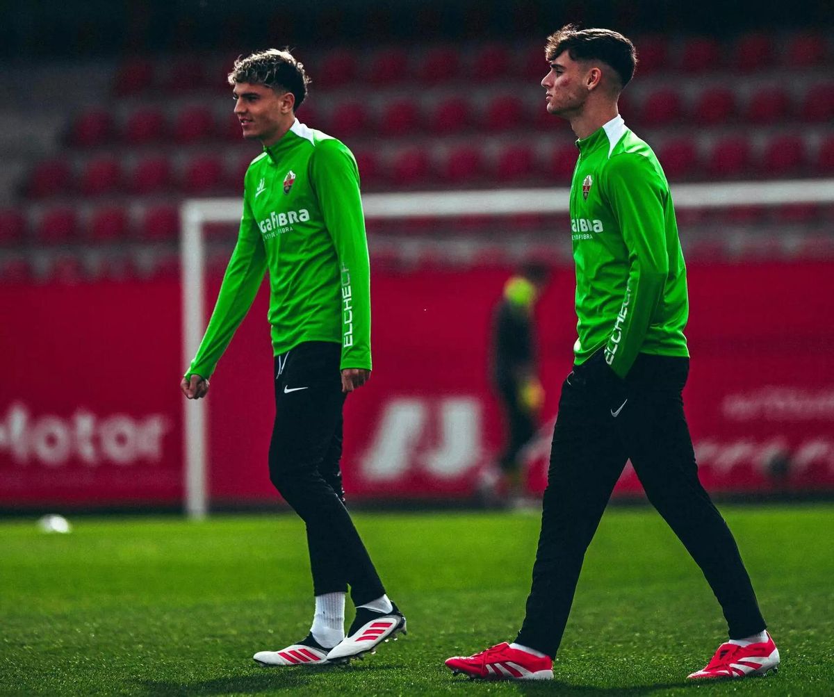 Gerard Hernández, a la izquierda, y Rodrigo Mendoza, a la derecha, en la previa a un partido con el Elche.
