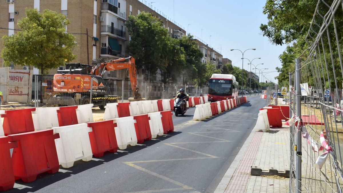 Avenida Doctor Fedriani, en el barrio de la Macarena en Sevilla, con obras de la Línea 3 de Metro de Sevilla