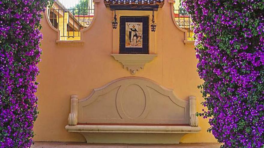 Retablo y banco de un ode los jardines de un ‘hort’.  | F. CALABUIG