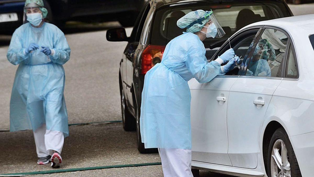 Profesionales sanitarias realizando PCR en el puesto de Covid-Auto del Hospital Provincial.