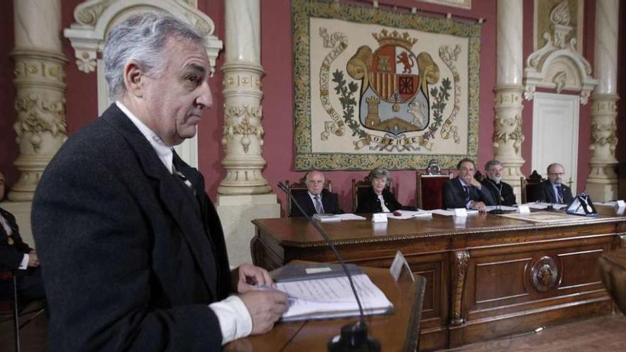Ignacio Basallo, de pie, ayer durante su conferencia en el acto celebrado en el paraninfo del IES Otero Pedrayo de Ourense. // Jesús Regal