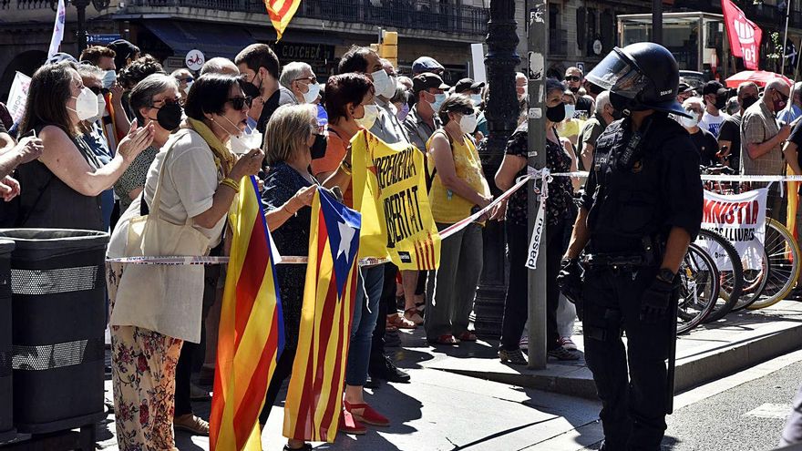 Protesta independentista davant del Liceu per la presència de Sánchez