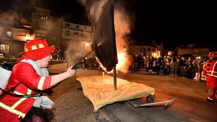 Entierro del Mexillón en la plaza de A Chousa. // Gustavo Santos