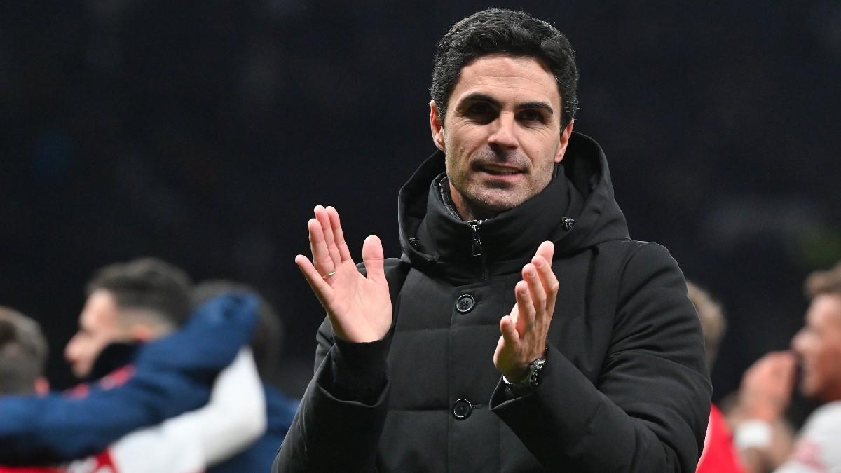 Arteta, dirigiendo al Arsenal desde el banquillo