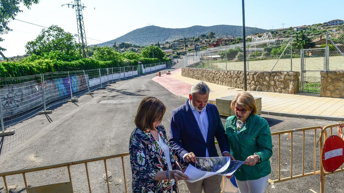 Pizarro, ante el vial de Valdeolivos de Plasencia, a punto de concluir.