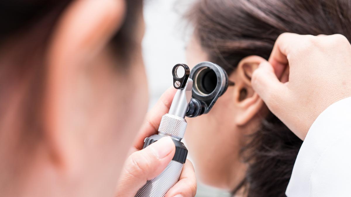 El otorrino responde: ¿Por qué hay que evitar limpiarse los oídos con bastoncillos?