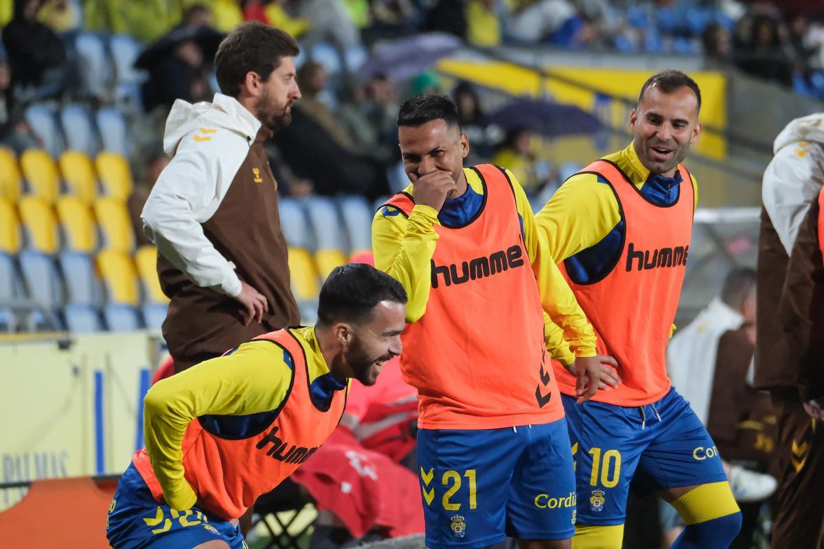 Kirian, junto a Viera y Jesé, durante el calentamiento en el UD-Albacete.