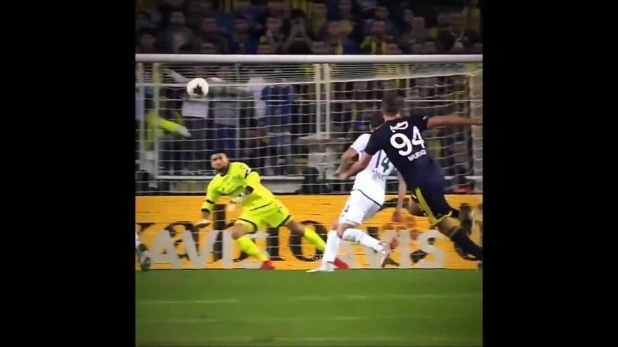 Muriqi en su primera etapa en el Fenerbache