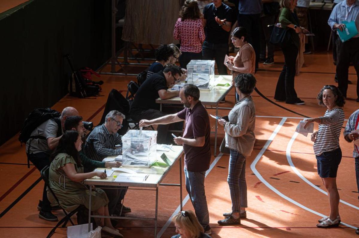 Votaciones en la escuela Grèvol de Barcelona, en el barrio del Front Marítim.
