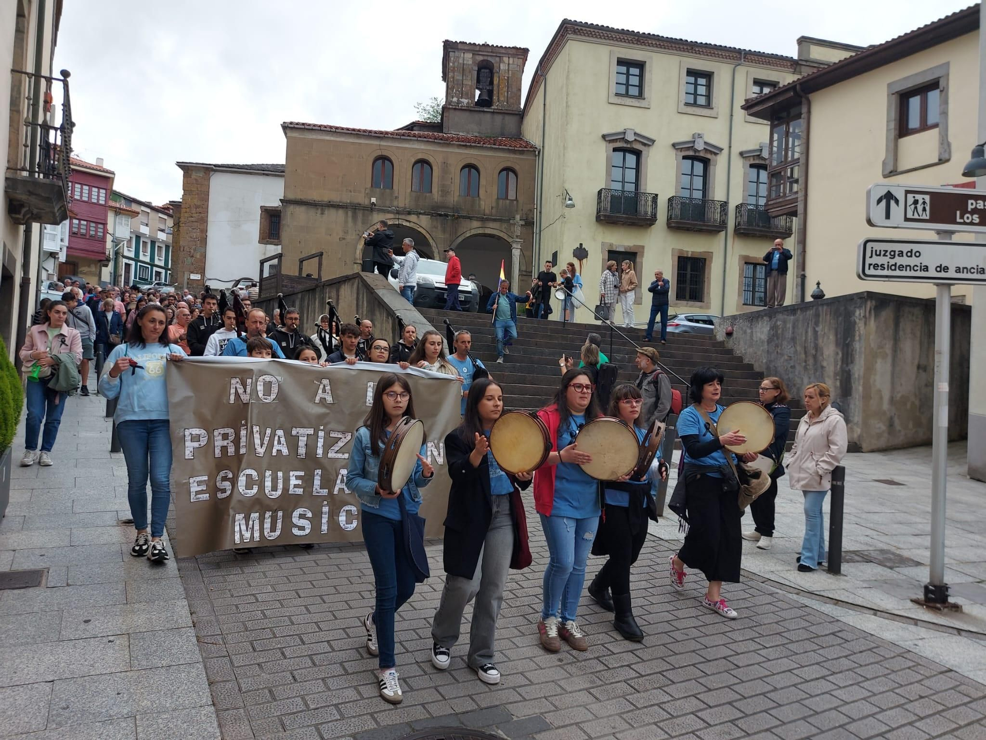 En imágenes: Así fue la manifestación contra el cierre de la Escuela de Música de Tineo