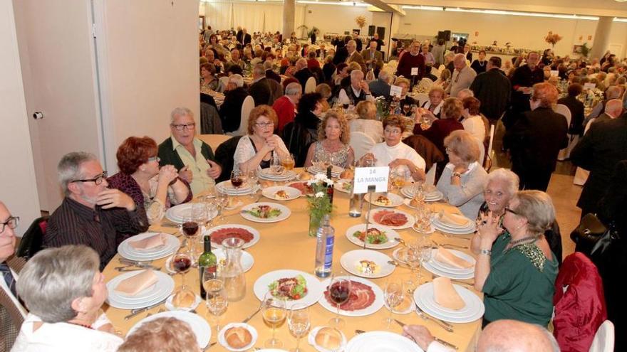 Almuerzo y baile por el Día de los Enamorados en el Club de Mayores de Cartagena