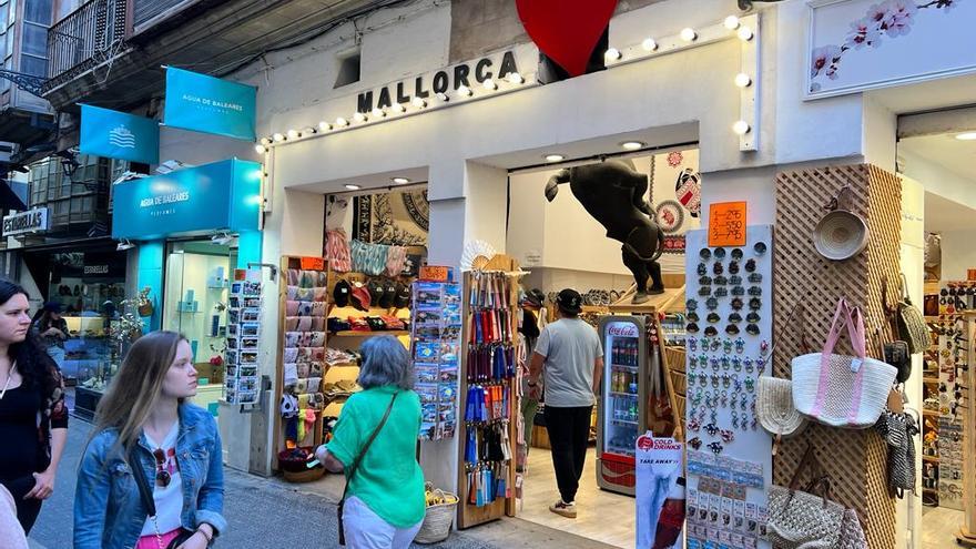 Las tiendas de 'souvenirs' invaden la calle Jaume II en Palma