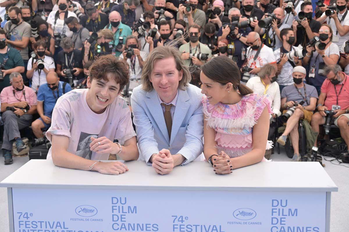 Timothée, junto al director Wes Anderson y la actriz francesa Lyna Khoudri, en Cannes