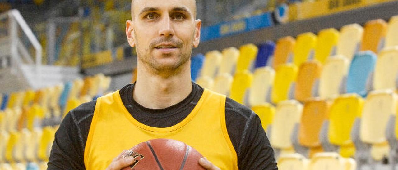 Albert Oliver, en el Gran Canaria Arena durante una entrevista realizada este año .