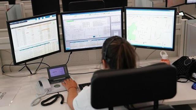 Operadora en la sala regional de 112 Andalucía.