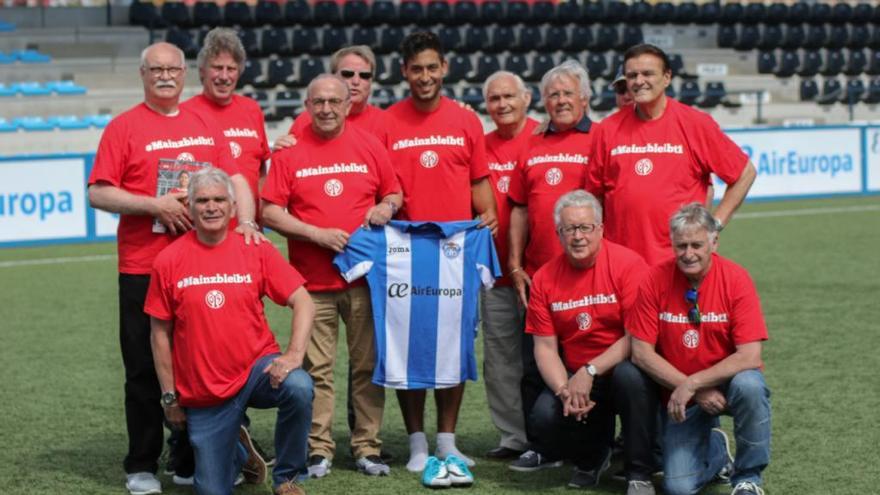 Die Veteranen posieren für ein Foto mit dem ehemaligen deutschen Nationalspieler Malik Fathi im Stadion von Son Malferit.