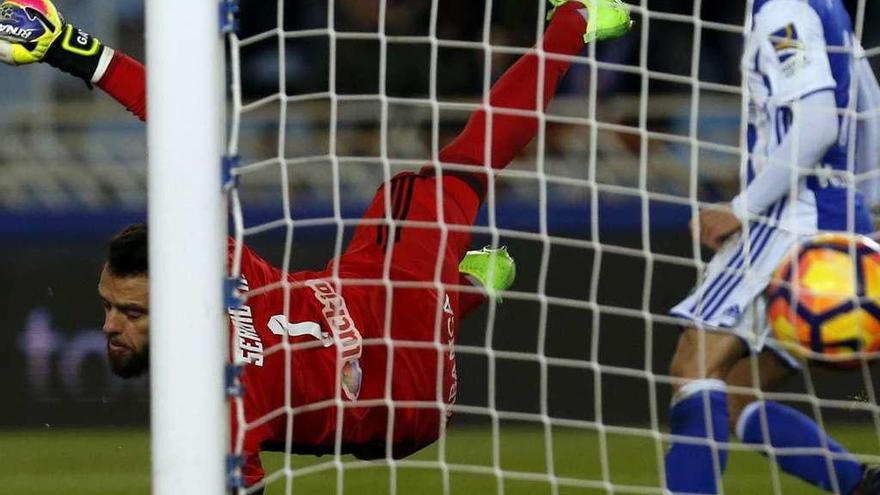 Juanmi, tras batir a Sergio, portero del Celta, en Anoeta.