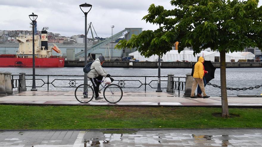 Sábado festivo nublado y pasado por agua en A Coruña