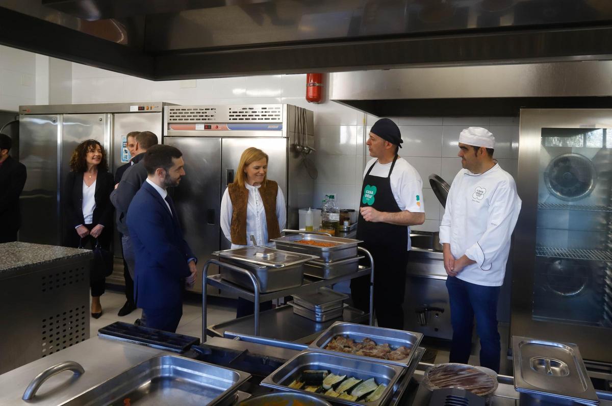 El ministro Pablo Bustinduy, la delegada del Gobierno Pilar Bernabé y dos cocineros del Ceip Benimámet.