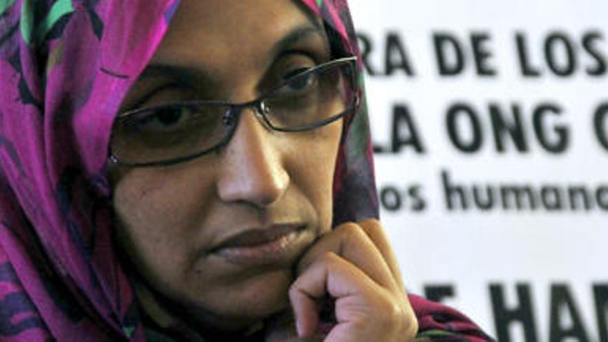 La activista saharahui Aminatu Haidar en el aeropuerto de Lanzarote.