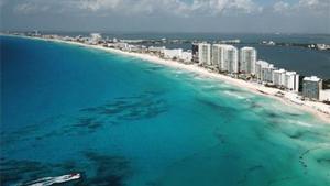 Fotografía aérea que muestra una vista general de la zona de playas del balneario de Cancún, en el estado de Quintana Roo (México).