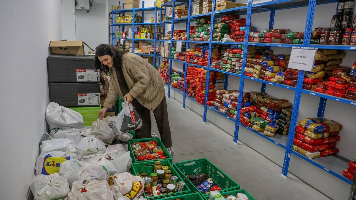 Milagros Hermida, coordinadora de Cáritas, en el almacén donde se acumula la solidaridad alimenticia.