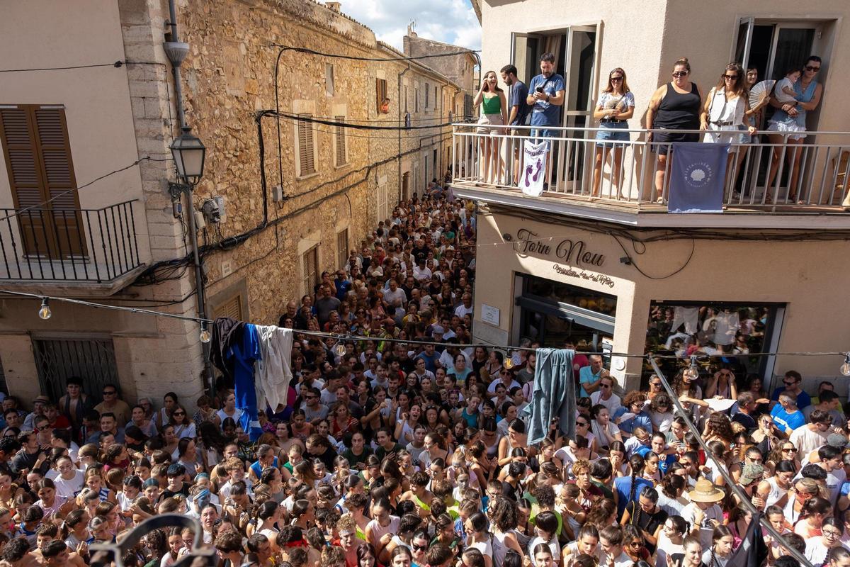 Sa Vermada de Binissalem arranca con su multitudinaria ‘guerra de raïm’ y la ‘Festa dels Trepitjadors’