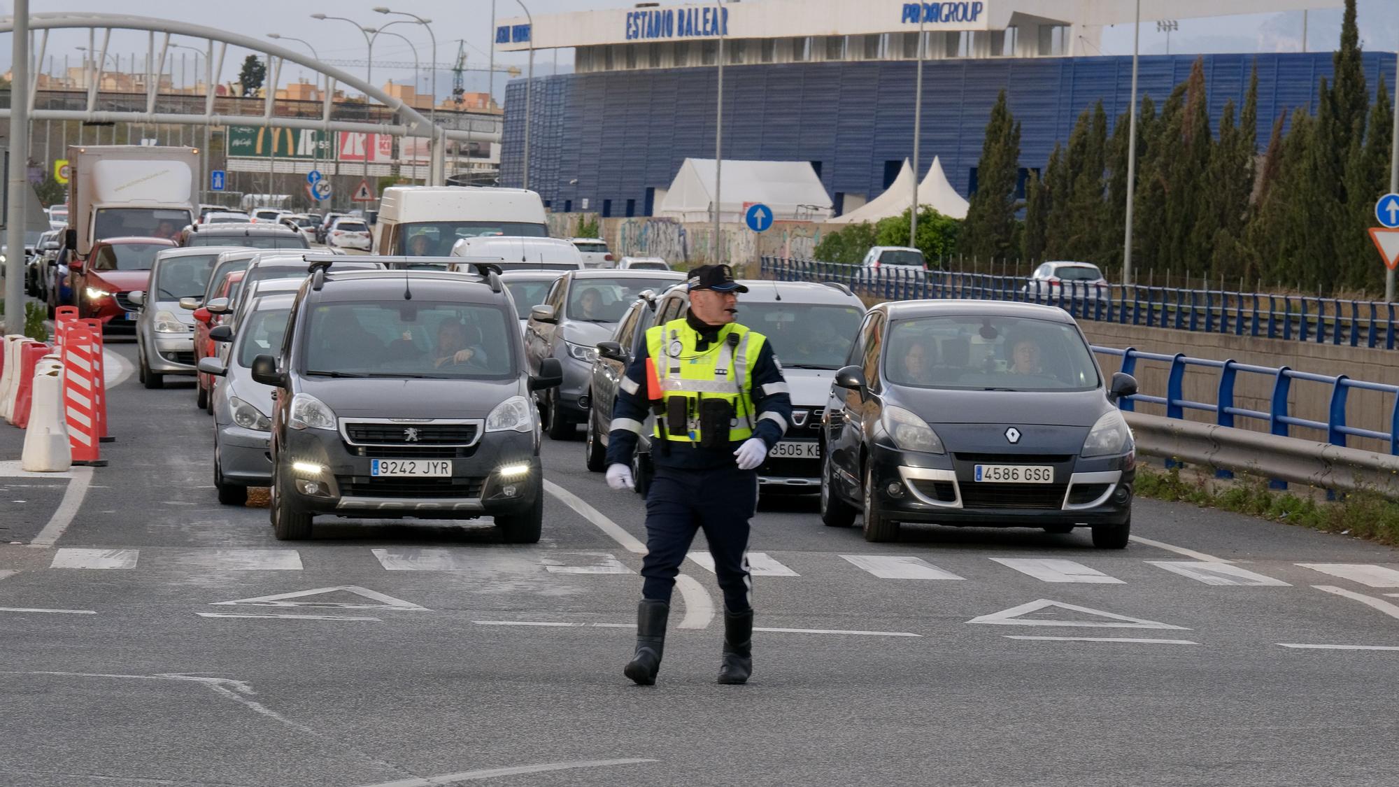 Monumental atasco en la calle Manacor de Palma por las obras de asfaltado