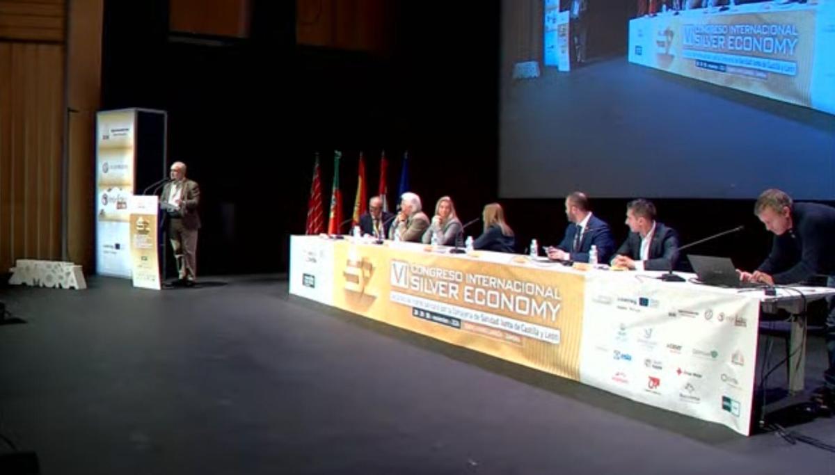 Las primeras charlas de la jornada Silver Economy. | CedidaBegoña Galache (segunda por la izquierda), directora de LA OPINIÓN-EL CORREO, en el congreso. | Batide Machado