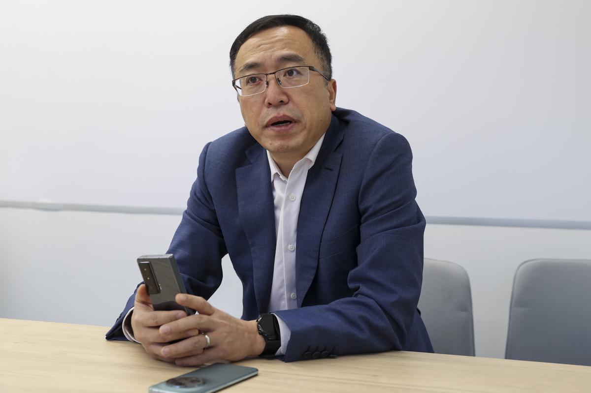 El conseller delegat de la tecnologia xinesa Honor, George Zhao, durant una entrevista amb EFE