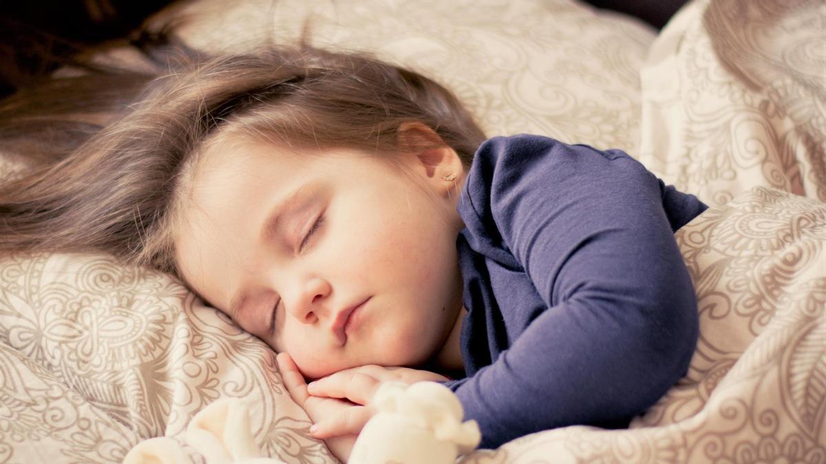 Una niña durmiendo.