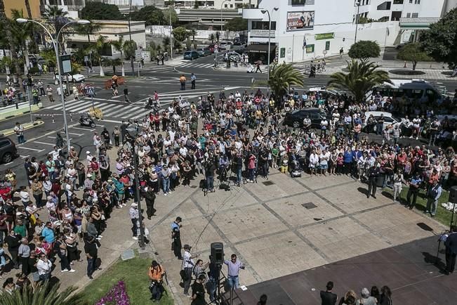 18/04/2016 SUCESOS derrumbe de la vivienda en los critianos donde fallecieron 7 personas  acto homenaje a las victimas   con un minuto de silencio en la plaza del pecador con  autoridades municipales colaboradores en el desescombro  familiares de las víctimas  y vecinos de los cristianos