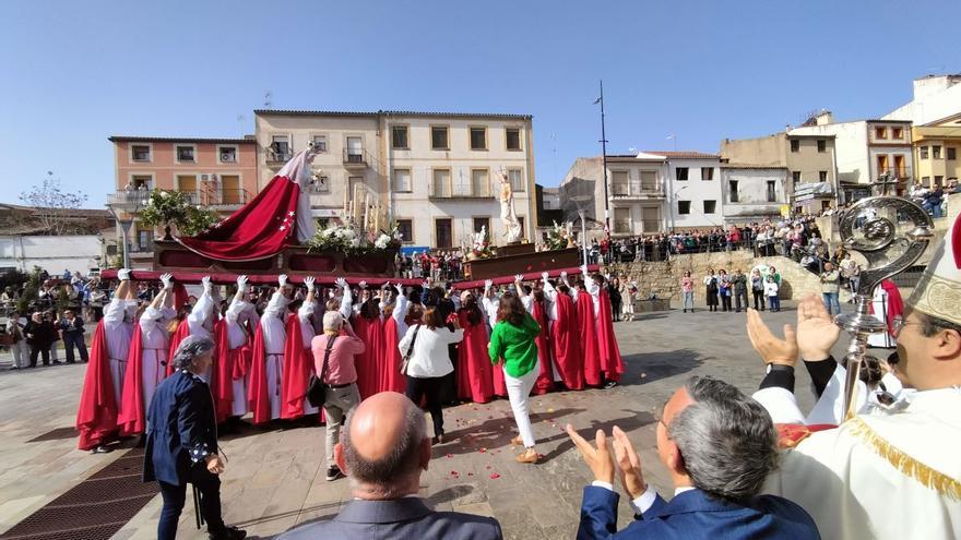 Los caurienses despiden la Semana Santa con la procesión del Encuentro