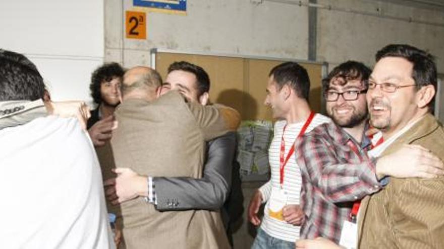 Miembros del equipo de Rafael González Tovar se abrazan tras hacerse oficial la victoria de su candidato.