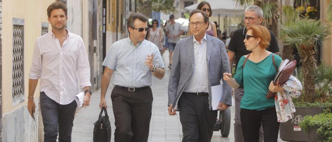 El conseller de Hacienda, Vicent Soler, con su equipo, antes de reunirse con Mónica Oltra.