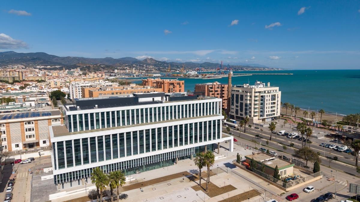 El edificio de oficinas Agora que Insur está terminando de construir en la calle Pacífico de Málaga, junto a Tabacalera.
