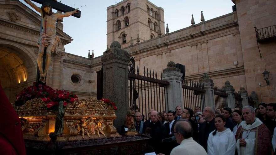 El Cirsto de las Injurias, a su salida de la Catedral.