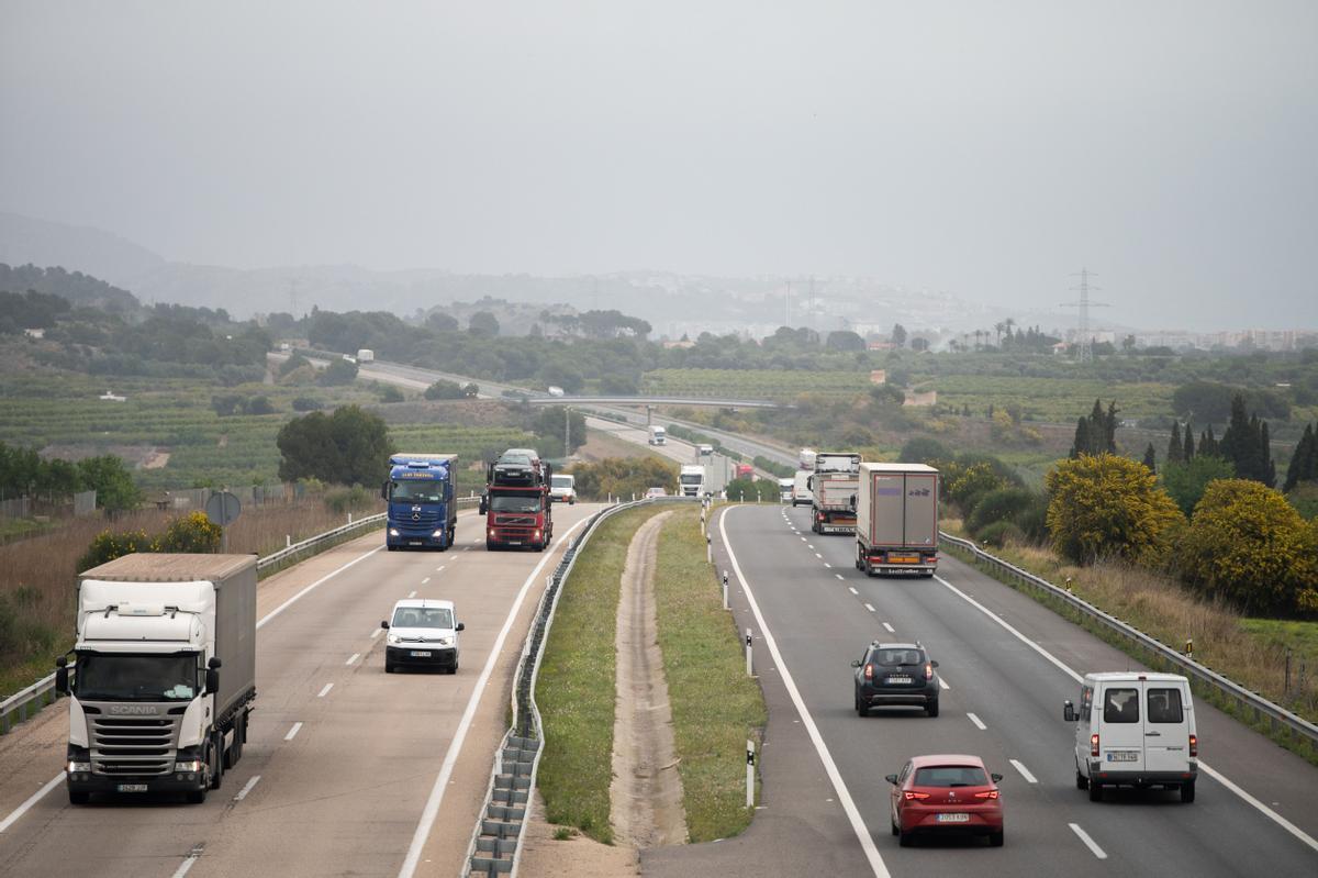 La autopista AP-7 concentra el tráfico pesado a su paso por la provincia.